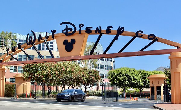 Disney reportó resultados récord impulsados por parques, streaming y