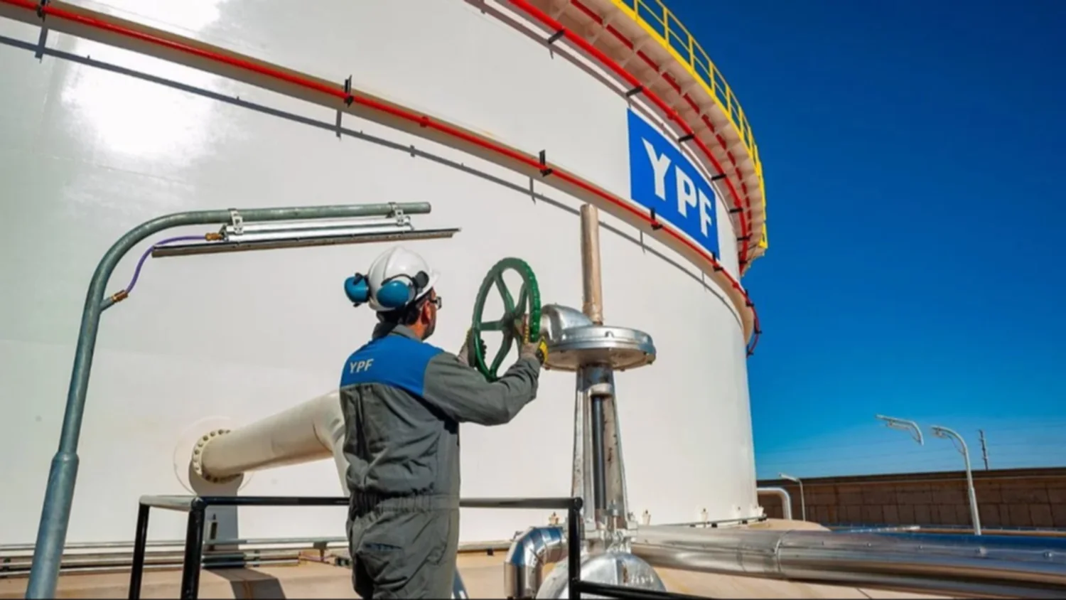 YPF presenta resultados sobresalientes en el primer trimestre de 2025: los  detalles | Dolarhoy.com