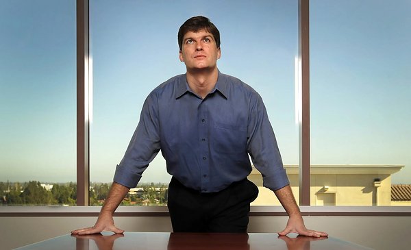 Michael Burry desafía al mercado: compró acciones castigadas y apostó contra las favoritas de la IA
